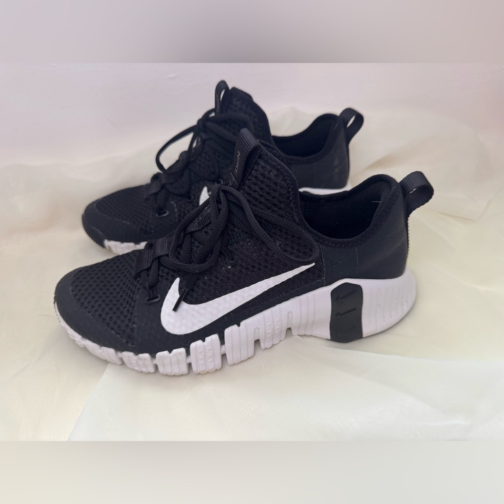 Nike Mens Black & White Metcon 9.5